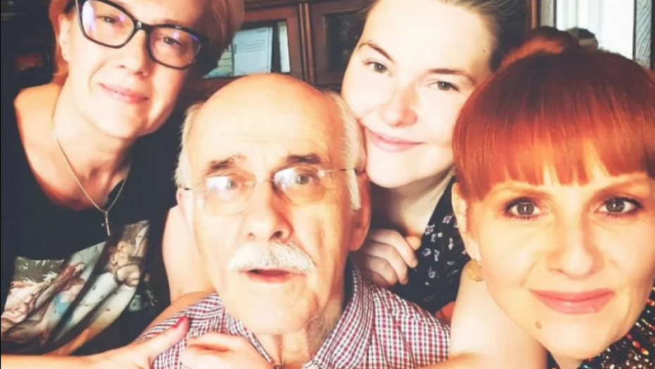 OGLASILA SE ALEKSANDRA NAKON SMRTI OCA KORNELIJA KOVAČA Pomenula sestru Anju, a o sestri Kristini ni reč