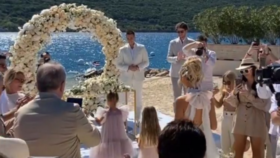 MILICA PAVLOVIĆ ANGAŽOVANA KOD ĐOKOVIĆA ZA SVADBU NA PLAŽI Pevačica meša kukovima, a mlada ne skida osmeh sa lica (VIDEO)