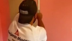 OVAKO SE RADI Momak ceo zid okrečio za samo 30 sekundi, evo u čemu je caka