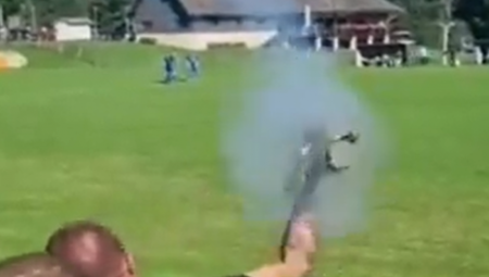 BOG TE J**O, JEL SI LUD? Hrvatski huligan gađao igrače zoljom - ispalio granatu koja mogla da ubije fudbalere (VIDEO)