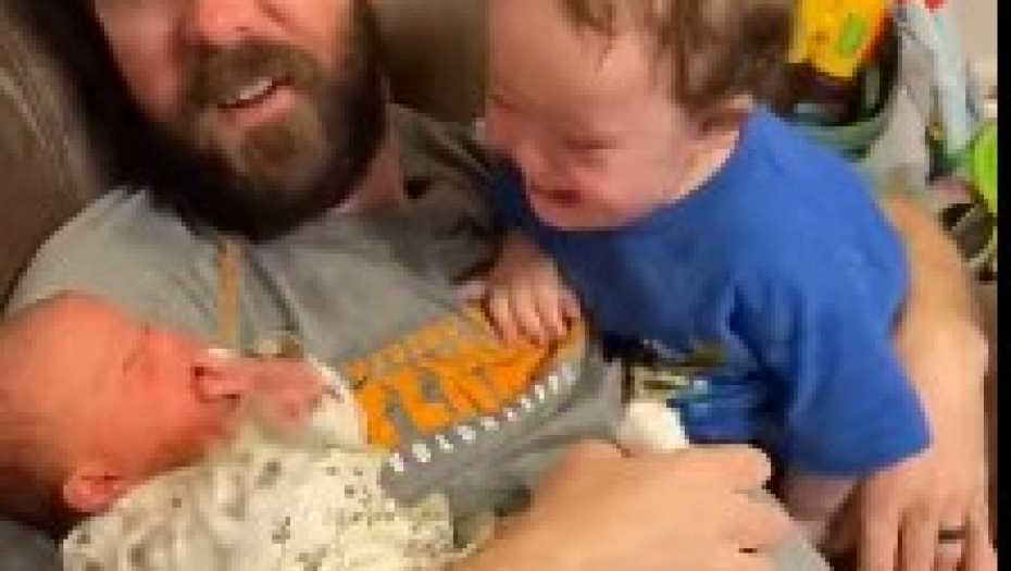 SNIMAK ZBOG KOGA MILIONI PLAČU Dečak sa Daunovim sindromom prvi put je video svoju mlađu sestru, roditelji nikada neće zaboraviti njegovu reakciju