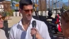 NOVAK ĐOKOVIĆ PONOVO ZAPEVAO NA SVADBI BRATA Luda žurka na plaži, teniser se dohvatio mikrofona, pevao sa ovom pevačicom (VIDEO)