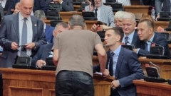 PONOVO BLAMIRANJE Opozicionari prevazišli sami sebe, tuča za fotelje i jagode za KiM (FOTO)