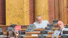 "TEŽAK" ŽIVOT SRPSKE OPOZICIJE Prazne stolice, puni stomaci, a kad se dođe, mora malo da se dremne (FOTO)