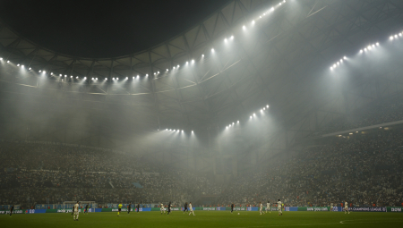 UŽAS U LIGI ŠAMPIONA Navijač pogođen raketom u vrat - pao sa tribine, sad mora na operaciju
