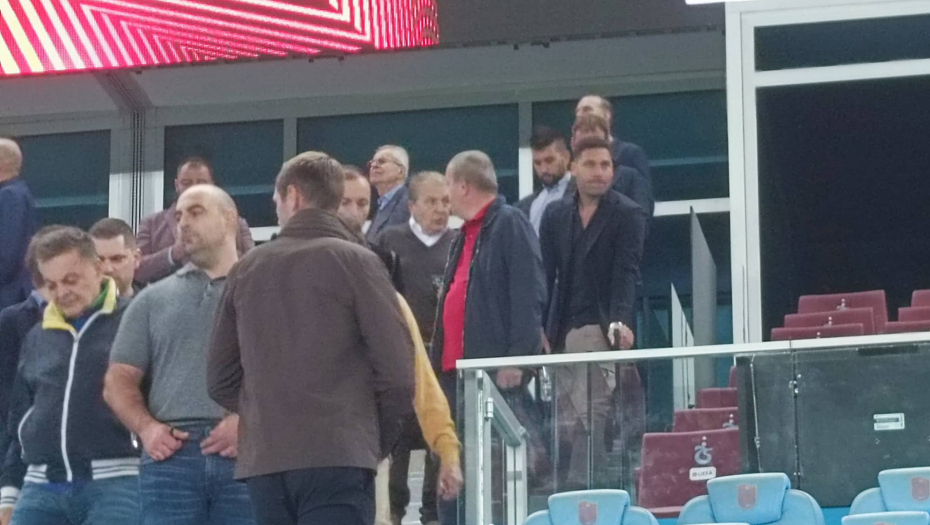 IZNENAĐENJE ZA CRVENO-BELE Duško Tošić prati trening Zvezde