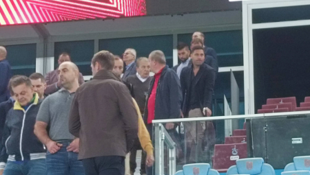 IZNENAĐENJE ZA CRVENO-BELE Duško Tošić prati trening Zvezde