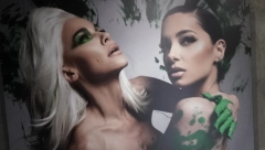 SKROZ GOLE PEVAČICE Nataša Bekvalac drži Saru Jo za grudi!