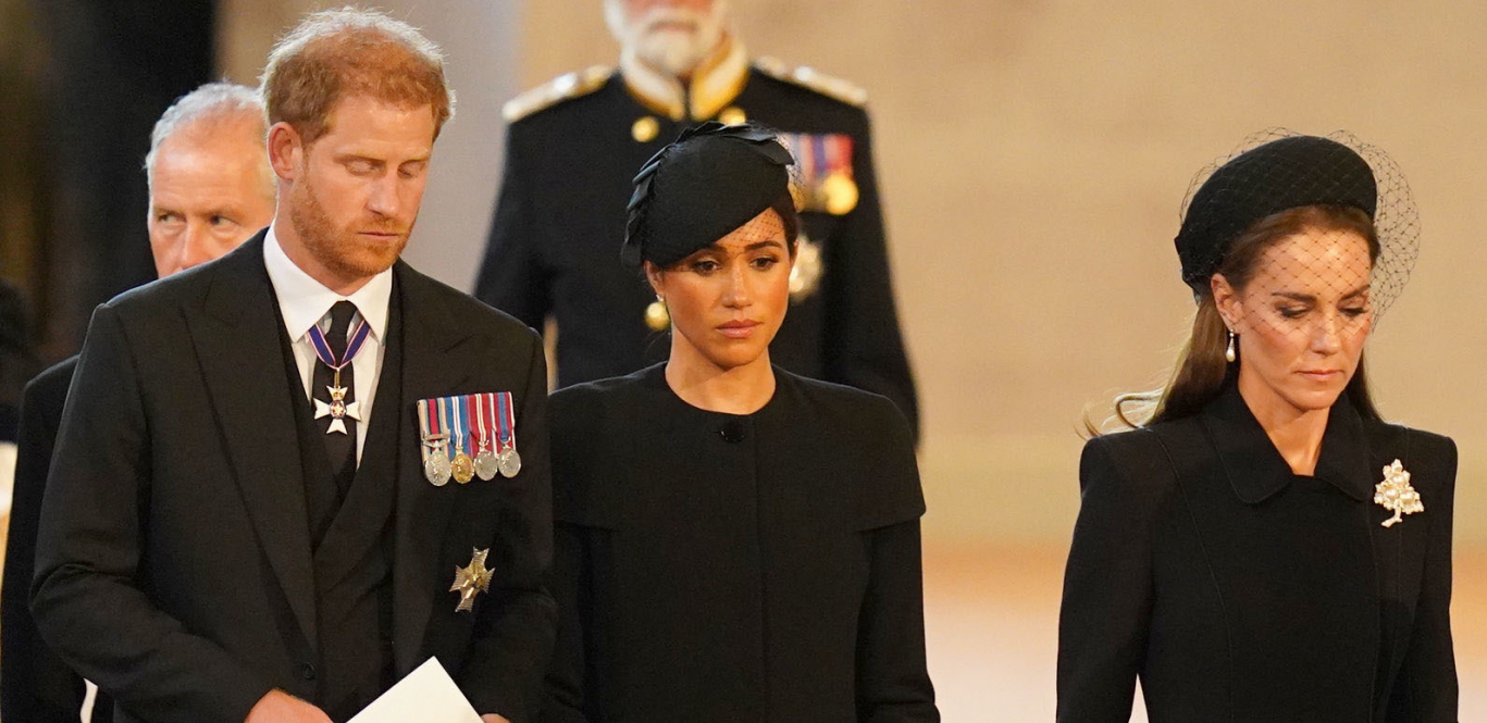 SNAJKE ODALE POČAST KRALJICI Javnost se okomila na Megan nazivaju je licemerkom, a za Kejt samo pohvale