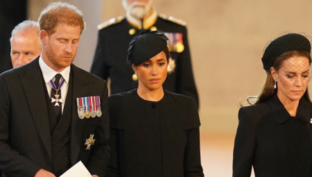 SNAJKE ODALE POČAST KRALJICI Javnost se okomila na Megan nazivaju je licemerkom, a za Kejt samo pohvale