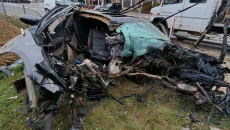 PRVE SLIKE UŽASA KOD SOPOTA: Kola smrskana do neprepoznatljivosti, mladić se pijan zakucao u banderu! (FOTO)