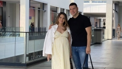 PRVA ŠETNJA BLIZANACA Ivana Pavković i Petar Mitić izašli u javnosti sa naslednicima (FOTO)