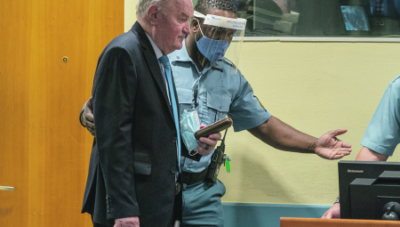 EVO U KAKVOM JE ZDRAVSTVENOM STANJU SRPSKI GENERAL Mladić kaže da je bolje, razgovarao sa suprugom Bosom