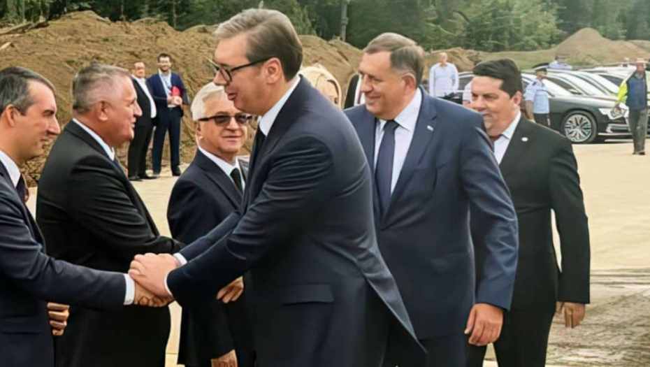 PROBILI SMO KORIDOR, A DANAS NJIME NAPREDUJE AUTO-PUT! Stevandić dočekao Vučića u Bijeljini: „Dočekivali smo mnoga oslobođenja, pa je na red došlo i ujedinjenje“ (FOTO/VIDEO)