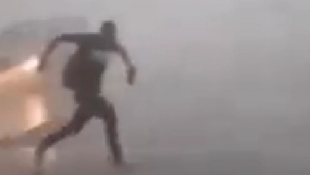 STRAVIČNO NEVREME NAPRAVILO OPŠTI HAOS Ljudi beže, sve se ruši, kao da se nebo sručilo u Hrvatskoj (VIDEO)