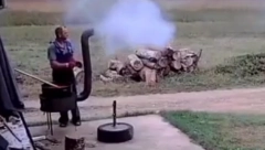 SVE JE ISPALO KAKO NE TREBA Hit snimak domaćina dok sprema ajvar (VIDEO)