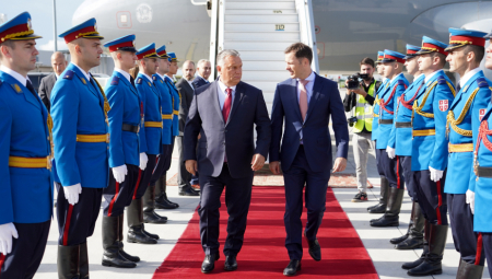 DOČEK PREMIJERA MAĐARSKE Orbana na aerodromu sačekao ministar Siniša Mali (FOTO)