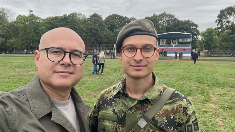 PONOSNI TATA Sin gradonačelnika Miloša Vučevića danas polaže zakletvu u kasarni u Somboru (FOTO)