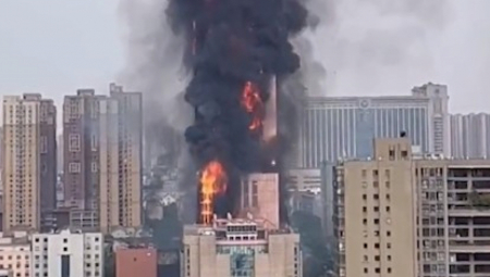 ZASTRAŠUJUĆI SNIMAK POŽARA U SOLITERU Vatra zahvatila 10 spratova zgrade visoke 218 metara u Kini (VIDEO)