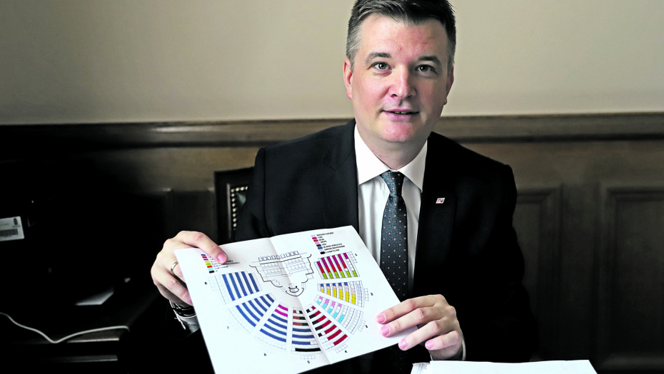 PREDSEDNIK ADMINISTRATIVNOG ODBORA O SUKOBU ĆUTE I JOVANOVIĆA Jovanov: Na svakoj sednici opozicionari se svađaju oko mesta za sedenje