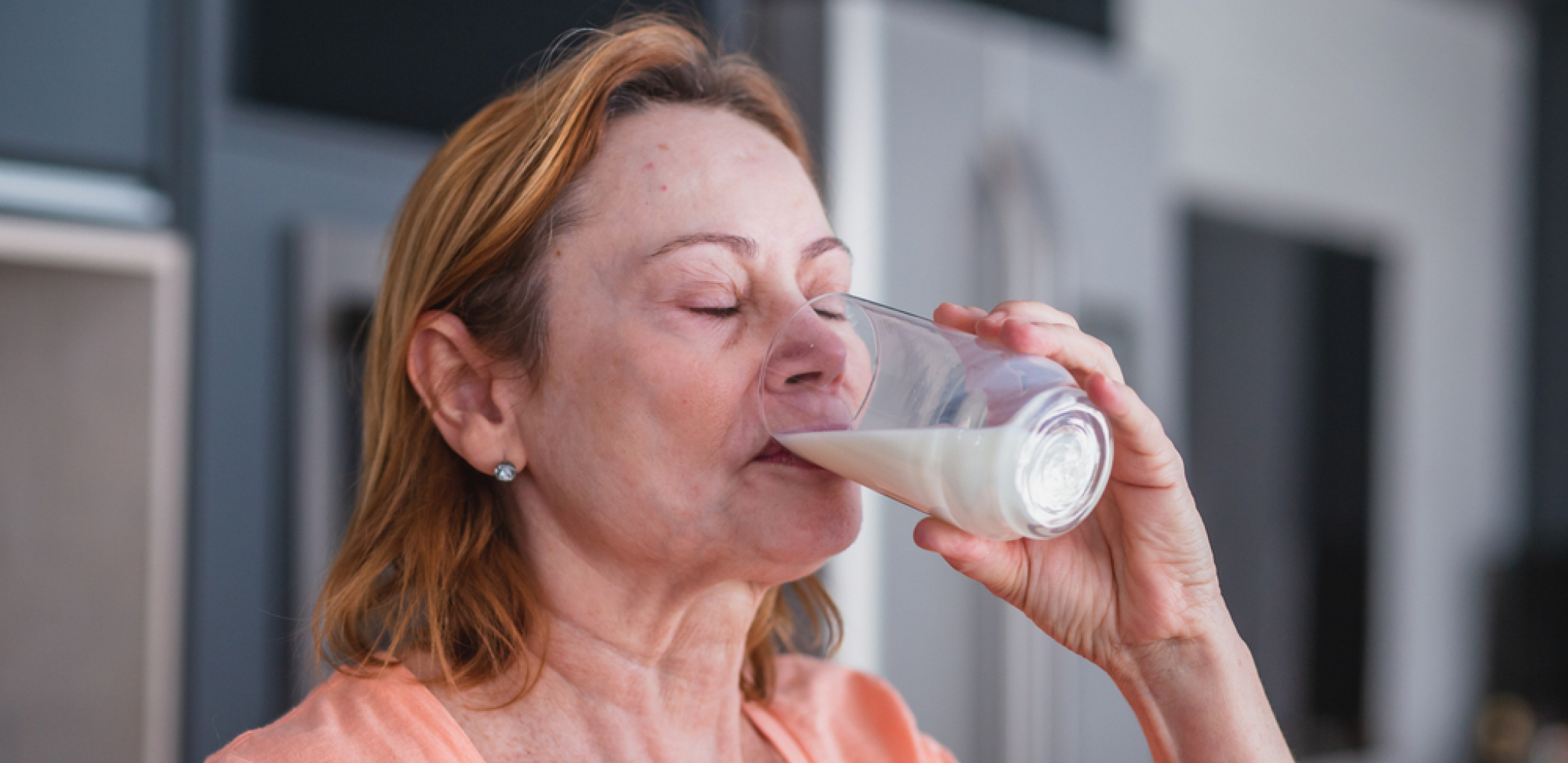 ZAŠTO BI SVAKI ČOVEK TREBALO DA POPIJE ČAŠU MLEKA PRED SPAVANJE? Evo kojih pet promena se dešava u organizmu