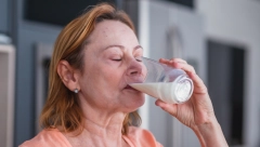 SRBI MASOVNO PIJU SURTUKU, VERUJU DA JE ZDRAVA Dr Mandić otkrila koja je najbolja, a koju treba odmah da izbacite iz ishrane