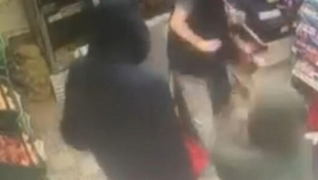 SMOTANI PLJAČKAŠI Uleteli sa bejzbolkom u prodavnicu, radnik ih savladao i pozvao policiju!