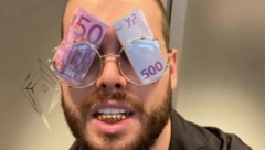 PONOVO SE BLAMIRA Šok potez Adama Adaktara, zlatni zubi i evri, a tek kad pročitate poruku (FOTO)