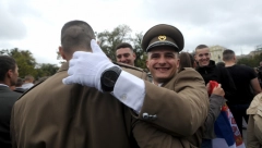 SLUŽIMO SRBIJI! Porodice i prijatelji iz cele Srbije došli u Beograd, ponosni na mlade kadete (FOTO)