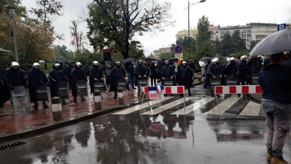 POLICIJA OBEZBEĐUJE CENTAR GRADA Raskrsnice u Beogradu blokirane (FOTO)