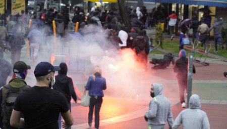 HAOS NA AUTOKOMANDI Huligani bakljama napali pripadnike policije (FOTO)