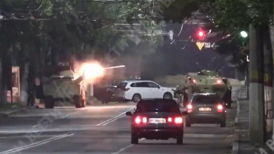 ŽESTOK OBRAČUN U CENTRU HERSONA! Kamerman se našao usred vojnog napada, oklopna vozila rešetaju pored automobila! (VIDEO)