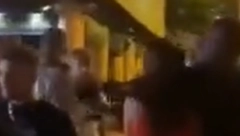 BALOTELI PONOVO NAPRAVIO ŠOU Odvaljen od alkohola, pridržava ga misteriozna devojka (VIDEO)