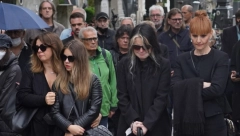 OVO SU SVI PRISUTNI PRIMETILI Detalj koji su sestre Kovač donele ocu na sahranu otkriva da su i dalje u žestokom sukobu (FOTO)