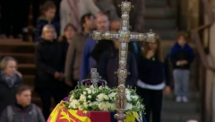 POTRESNA PORUKA NA KRALJIČINOM KOVČEGU Do ovog trenutka niko nije primetio da se nalazi na buketu!