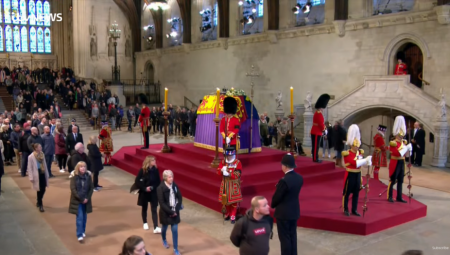 POSLEDNJE BDENJE Sutra je sahrana kraljice Elizabete, svet je u šoku jer vrhovni poglavar neće prisustvovati