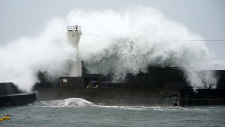 EVAKUACIJA 2 MILIONA LJUDI Užasan tajfun krenuo ka Japanu, briše sve pred sobom, jedno ostrvo već pogodio