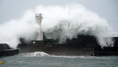 SUPERTAJFUN SE NE ZAUSTAVLJA Preko sto miliona ljudi na udaru uraganskih vetrova (VIDEO)