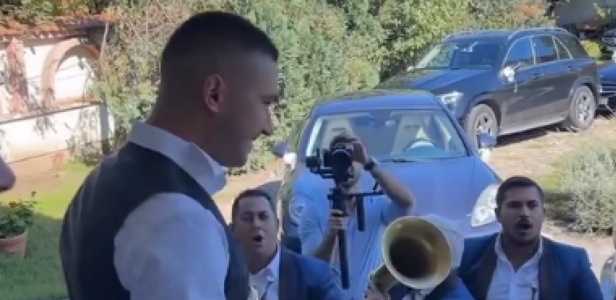 MIRKO ŠIJAN DOČEKUJE GOSTE SA TRUBAČIMA Atmosfera u Surčinu dostigla vrhunac, mladoženja ne skida osmeh sa lica (VIDEO)