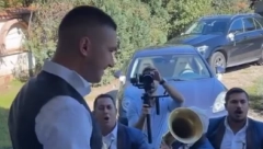 MIRKO ŠIJAN DOČEKUJE GOSTE SA TRUBAČIMA Atmosfera u Surčinu dostigla vrhunac, mladoženja ne skida osmeh sa lica (VIDEO)
