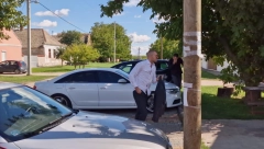 VELJKO RAŽNATOVIĆ STIGAO U TITEL! Jabuka na kući Rodića čeka mladoženju Mirka Šijana, a tu su i trubači (FOTO/VIDEO)