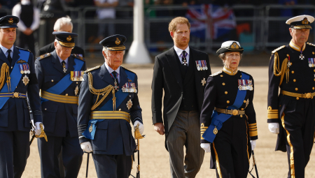HARI JOŠ UVEK NE ZNA DA SU MU SNAJKA I OTAC BOLESNI? Nova drama u kraljevskoj porodici, pokušavaju da zataškaju haos