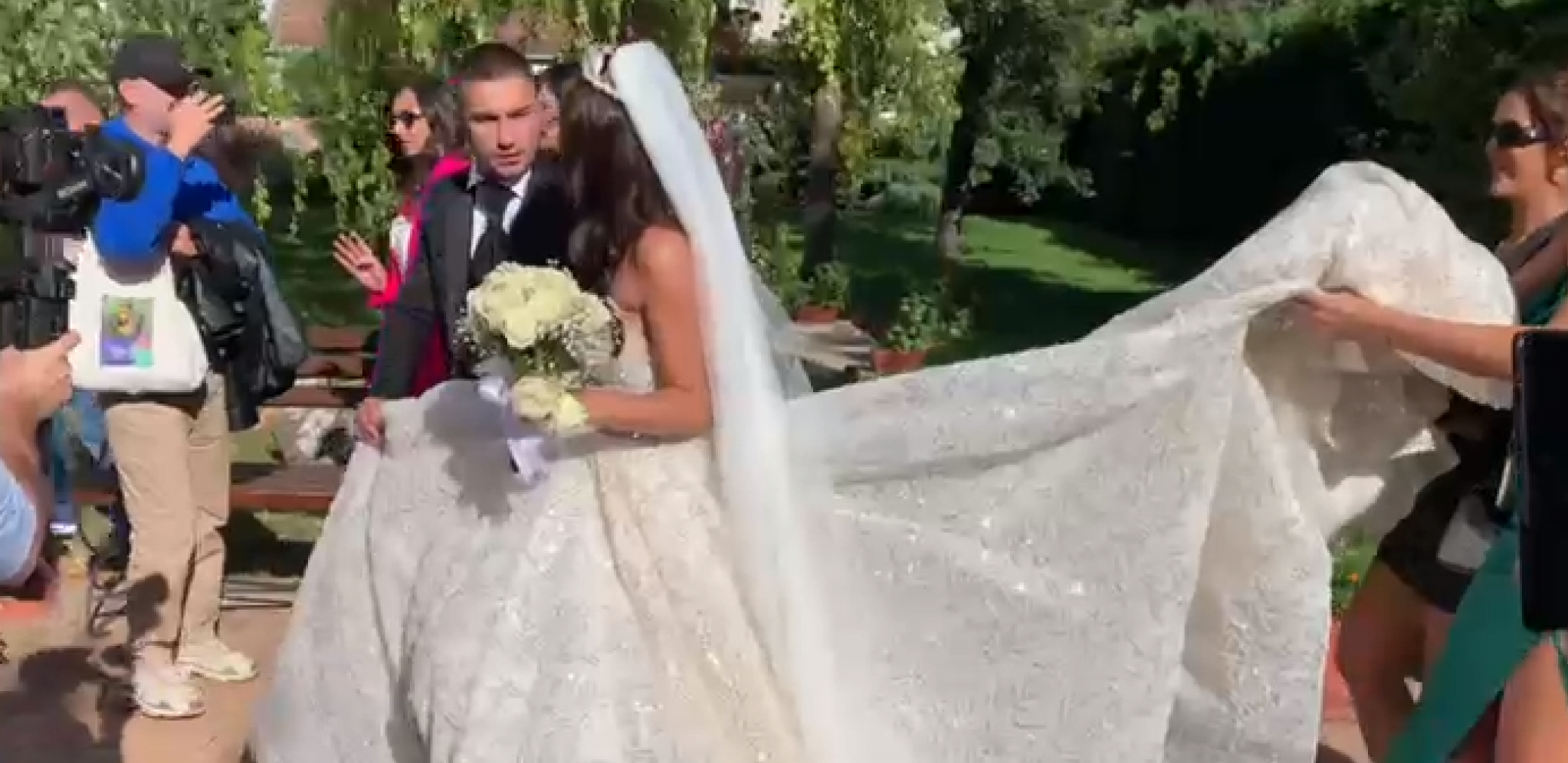 MLADENCI STIGLI ISPRED CRKVE Mirko i Bojana spremni da izgovore sudbonosno da, mladoženja poludeo zbog ovoga! (VIDEO)