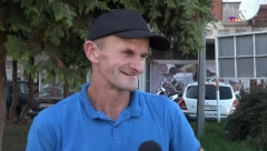 DOBRIVOJE JE OTAC ŠESTORO DECE Jedno od njih mu se rodilo kod kuće, sam je bebu uhvatio i umio!