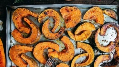 ZAPEČENA BUNDEVA, PRAVA JESENJA POSLASTICA: Prelijte je sa tri začina i dobićete super spoj slatkog, slanog i pikantnog - unikatan recept!