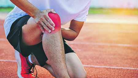 Simptomi patelofemoralnog sindroma su obično bolovi u prednjem delu kolena koji se pogoršavaju hodom uz stepenice i naročito niz njih