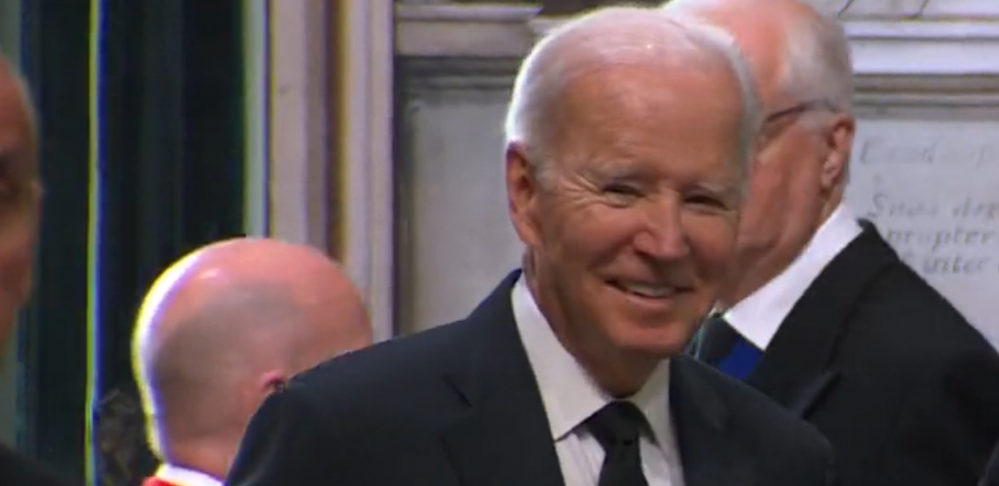 BAJDEN NE ZNA GDE JE LEVO Novi gaf američkog predsednika! Prvo ga odlikovao, a onda šok!