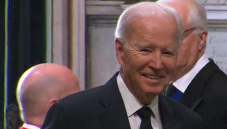 BAJDEN RAZBESNEO BRITANCE, A ZATIM I SVE OSTALE Gore mreže zbog ponašanja američkog predsednika na sahrani kraljice Elizabete (VIDEO)