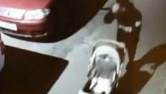 BRUKA I SRAMOTA U CENTRU BEOGRADA Čovek ukrao kolica za bebu! (VIDEO)