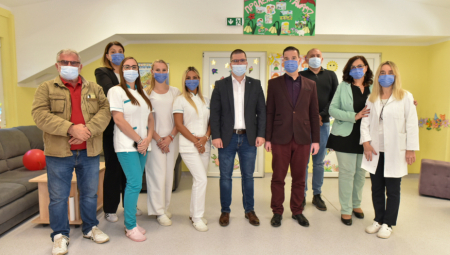 Gradonačelnik Bakić obišao senzornu sobu i letnjikovac u subotičkom Domu „Kolevka“ (FOTO)